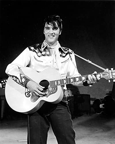 Elvis a nyugati stílusú póló & sál a gitáron játszik a színpadon, 8x10 fotó
